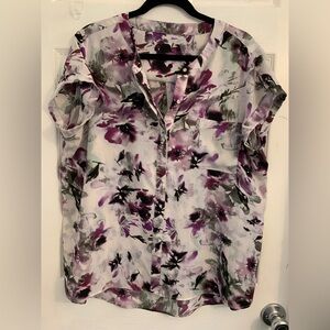 Vera Wang Women’s plus Purple & White Floral Button-Front Blouse. Size 1X $10